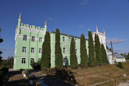 Téléchargez les photos : TERNOPIL, UKRAINE - 16 SEPTEMBRE 2023 Kremenets Forestry College est un établissement d'enseignement supérieur dans le village de Bilokrynytsia, district de Kremenets dans l'oblast de Ternopil - en image libre de droit