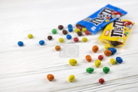 Foto de KHARKIV, UCRANIA - ENERO 2, 2021 M y Ms colorido botón en forma de caramelos de chocolate. Chocolates multicolores cada uno de los cuales tiene la letra m impresa en minúscula en blanco en un lado - Imagen libre de derechos