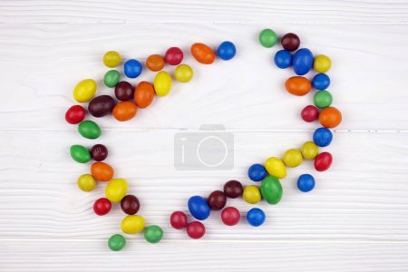 Foto de KHARKIV, UCRANIA - ENERO 2, 2021 M y Ms colorido botón en forma de caramelos de chocolate. Chocolates multicolores cada uno de los cuales tiene la letra m impresa en minúscula en blanco en un lado - Imagen libre de derechos