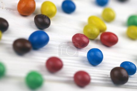 Téléchargez les photos : KHARKIV, UKRAINE - 2 JANVIER 2021 M et Mme bonbons au chocolat colorés en forme de bouton. Chocolats multicolores dont chacun a la lettre m imprimée en minuscule en blanc sur un côté - en image libre de droit