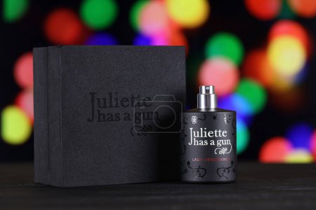 Foto de KHARKIV, UCRANIA - 2 DE ENERO DE 2021 Botella de perfume Lady Vengeance Juliette tiene un arma lanzada en 2007 por Francis Kurkdjian, perfumista francés y hombre de negocios de ascendencia armenia - Imagen libre de derechos