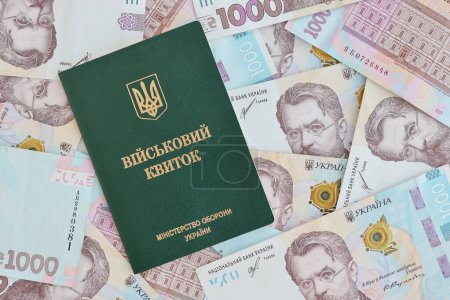 Ukrainischer Militärausweis und Griwna-Scheine. Zahlungen an Soldaten der ukrainischen Armee, Gehälter an das Militär. Krieg in der Ukraine