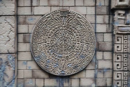 Téléchargez les photos : Ancien calendrier maya ou calendrier aztèque avec surface en relief rugueux à l'extérieur - en image libre de droit