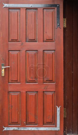 Téléchargez les photos : Texture de la porte d'entrée rouge du bâtiment résidentiel close up - en image libre de droit