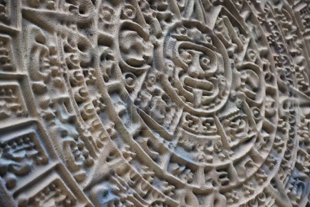 Téléchargez les photos : Ancien calendrier maya ou calendrier aztèque avec surface en relief rugueux à l'extérieur - en image libre de droit