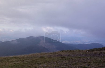 Foto de Vista de la mañana desde los picos de la montaña Dragobrat en las montañas Cárpatos, Ucrania. Paisaje nublado y nebuloso alrededor de los picos Drahobrat temprano en la mañana - Imagen libre de derechos