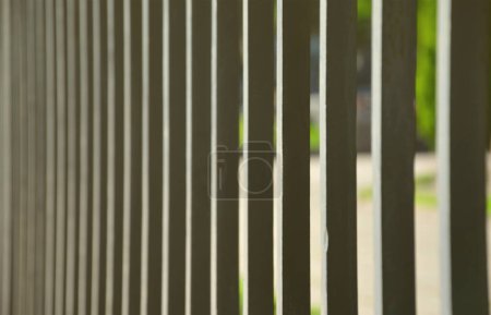 Téléchargez les photos : Vue rapprochée d'une clôture métallique en perspective avec fond flou - en image libre de droit