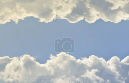 Foto de El vasto cielo azul y las nubes gruesas. Espacio de copia horizontal para texto. Plantilla para banners y publicidad - Imagen libre de derechos