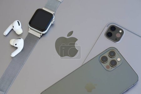 Téléchargez les photos : KYIV, UKRAINE - 4 MAI, 2023 : Apple appareils de marque iphone, ipad et airpods avec Apple Watch se trouve sur le corps du macbook de près - en image libre de droit