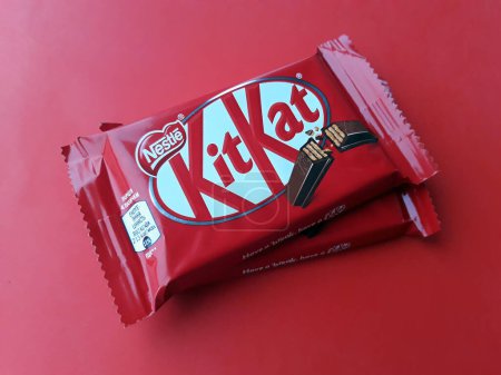 Téléchargez les photos : KHARKIV, UKRAINE - 2 JANVIER 2021 Kit Kat by Nestlé plaquette recouverte de chocolat sur fond de couleur vive - en image libre de droit