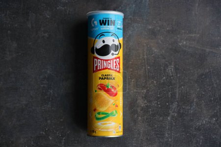 Téléchargez les photos : KYIV, UKRAINE - 4 MAI 2023 : Tube de copeaux Pringles à saveur de paprika classique rare en gros plan - en image libre de droit