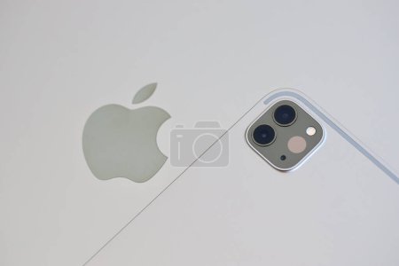 Foto de KYIV, UCRANIA - 4 MAYO 2023: El dispositivo de la marca Apple ipad se encuentra en el cuerpo del macbook de cerca - Imagen libre de derechos