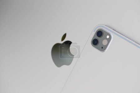 Téléchargez les photos : KYIV, UKRAINE - 4 MAI, 2023 : Apple appareil de marque ipad repose sur le corps du macbook gros plan - en image libre de droit