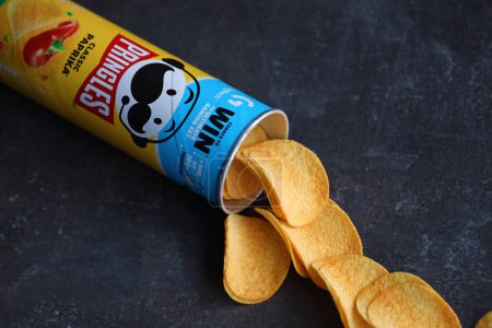 Téléchargez les photos : KYIV, UKRAINE - 4 MAI 2023 : Tube de copeaux Pringles à saveur de paprika classique rare en gros plan - en image libre de droit
