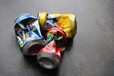 Foto de KYIV, UCRANIA - 4 MAYO 2023: La marca de refrescos Fanta arrugó latas con varios sabores de cerca - Imagen libre de derechos