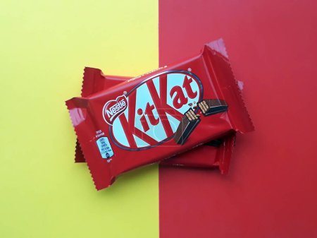 Téléchargez les photos : KHARKIV, UKRAINE - 2 JANVIER 2021 Kit Kat by Nestlé plaquette recouverte de chocolat sur fond de couleur vive - en image libre de droit