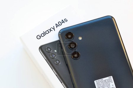 Foto de KYIV, UCRANIA - 4 MAY, 2023: Samsung Galaxy A04 teléfono inteligente Android tiene un panel LCD PLS de 6.5 pulgadas con diseño Infinity-V - Imagen libre de derechos