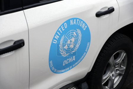 Téléchargez les photos : KYIV, UKRAINE - 4 MAI 2023 : Logo de l'ONU OCHA sur les portes de la voiture blanche SUV fermer - en image libre de droit