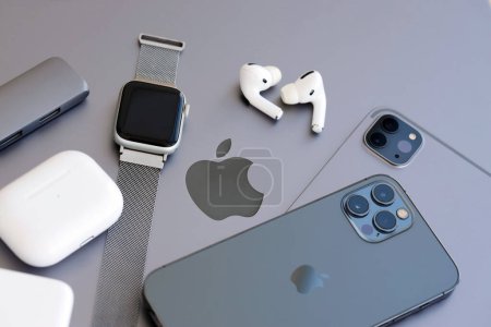 Téléchargez les photos : KYIV, UKRAINE - 4 MAI, 2023 : Apple appareils de marque iphone, ipad et airpods avec Apple Watch se trouve sur le corps du macbook de près - en image libre de droit