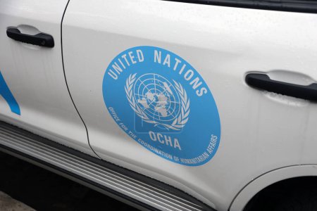 Téléchargez les photos : KYIV, UKRAINE - 4 MAI 2023 : Logo de l'ONU OCHA sur les portes de la voiture blanche SUV fermer - en image libre de droit