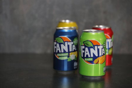 Foto de KYIV, UCRANIA - 4 MAYO 2023: latas de latas de la marca de refrescos Fanta con varios sabores de cerca - Imagen libre de derechos