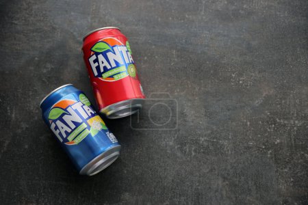 Foto de KYIV, UCRANIA - 4 MAYO 2023: latas de latas de la marca de refrescos Fanta con varios sabores de cerca - Imagen libre de derechos
