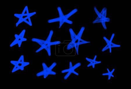Foto de Colección de etiquetas de graffiti street art con símbolos estrella en color azul sobre fondo negro - Imagen libre de derechos