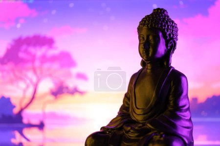 Bouddha Purnima et Vesak concept de jour, statue de Bouddha avec faible lumière clé sur fond beau et coloré de près. Méditation