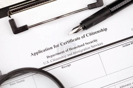 Téléchargez les photos : N-600 Demande de certificat de citoyenneté formulaire vierge sur tablette A4 se trouve sur la table de bureau avec stylo et loupe gros plan - en image libre de droit