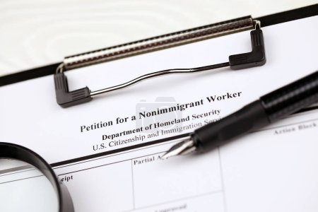 Foto de I-129 Petición de un formulario en blanco para trabajadores no inmigrantes en tableta A4 se encuentra en la mesa de la oficina con lápiz y lupa de cerca - Imagen libre de derechos