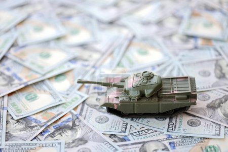 Spielzeugpanzer auf US-Hundert-Dollar-Scheinen machen dicht. Das Konzept der Kriegskosten, Militärausgaben und Wirtschaftskrise