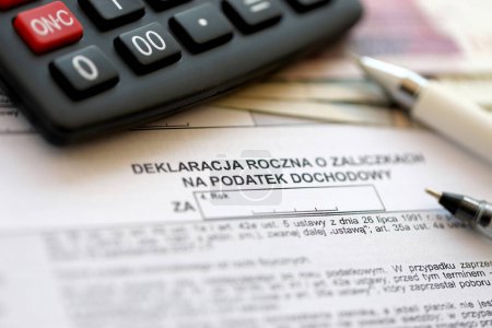 Téléchargez les photos : Déclaration annuelle des avances d'impôt sur le revenu, formulaire PIT-4R sur table comptable avec stylo et zloty polissage - en image libre de droit
