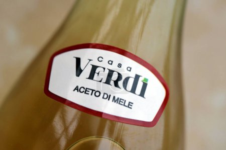 Foto de KYIV, UCRANIA - 31 de octubre de 2023 Casa Verdi Aceto di Mele botella de aceite de oliva con sabor a manzana de cerca - Imagen libre de derechos
