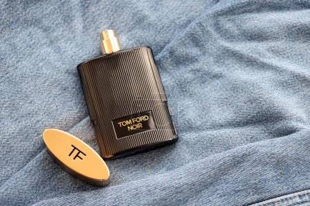 Foto de KYIV, UCRANIA - 31 de octubre de 2023 Tom Ford Noir frasco de perfume. Tom Ford es diseñador de moda estadounidense lanzó su marca de lujo homónimo en 2006 - Imagen libre de derechos