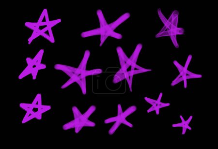Foto de Colección de etiquetas de graffiti street art con símbolos estrella en color púrpura sobre fondo negro - Imagen libre de derechos