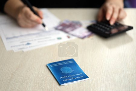 Brasilianische Arbeitskarte und das Blaubuch der Sozialversicherung liegen auf dem Tisch des Buchhalters oder Chefs aus nächster Nähe