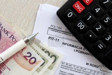 Informationen über Einnahmen aus anderen Quellen und erhobene Einkommensteuervorschüsse, PIT-11-Formular auf Buchhaltungstisch mit Stift und polierten Zloty-Geldscheinen in der Nähe