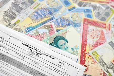 Formulaire de déclaration de revenus annuelle iranienne F20-25-006 prêt à remplir la table avec de l'argent roumain gros plan