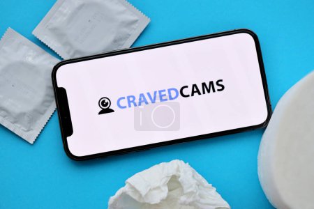 Téléchargez les photos : KYIV, UKRAINE - 23 JANVIER 2024 CravedCams logo du site Web de contenu pour adultes sur l'écran du smartphone iPhone 12 Pro - en image libre de droit
