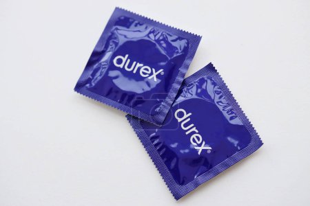 Foto de KYIV, UCRANIA - 27 de noviembre de 2023 Durex blue condoms pack with logo close up - Imagen libre de derechos