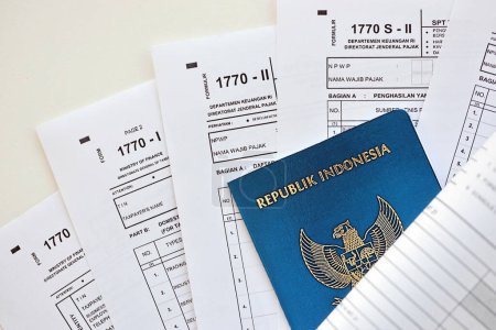 Indonesische Steuerformulare 1770 Individuelle Einkommensteuererklärung und Reisepass auf dem Tisch