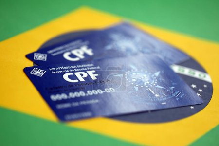 Téléchargez les photos : KYIV, UKRAINE - 31 OCTOBRE 2023 Modèle de document de carte bleue CPF. Le document garantit l'authenticité et l'intégrité des communications électroniques entre les personnes au Brésil. Cadastro de Pessoa Fisica - en image libre de droit