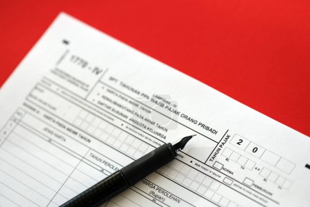 Indonesisches Steuerformular 1770-4 Individuelle Einkommensteuererklärung und Stift auf dem Tisch in Großaufnahme
