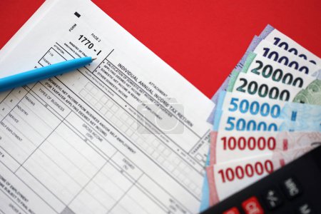Indonesisches Steuerformular 1770-1 Individuelle Einkommensteuererklärung und Stift auf dem Tisch in Großaufnahme