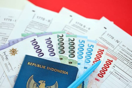 Indonesische Steuerformulare 1770 Individuelle Einkommensteuererklärung und Reisepass mit Stift auf dem Tisch in Großaufnahme