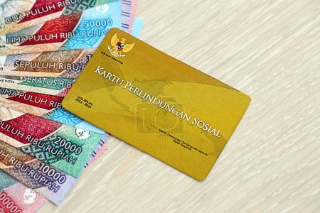Indonesische goldene Sozialversicherungskarte, die ursprünglich Kartu perlindungan sosial genannt wurde. Karte für finanzielle Unterstützung