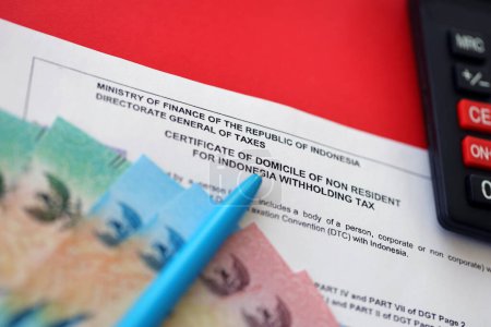 Indonesisches Steuerformular DGT-Bescheinigung des Wohnsitzes eines Nichtansässigen für Indonesien Quellensteuer mit Stift liegt auf dem Tisch des Buchhalters
