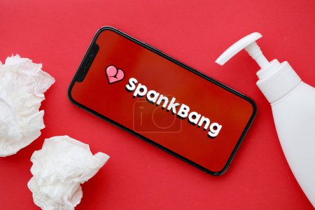 Foto de KYIV, UCRANIA - 23 de enero de 2024 SpankBang logotipo del sitio web de contenido para adultos en la pantalla del teléfono inteligente iPhone 12 Pro - Imagen libre de derechos