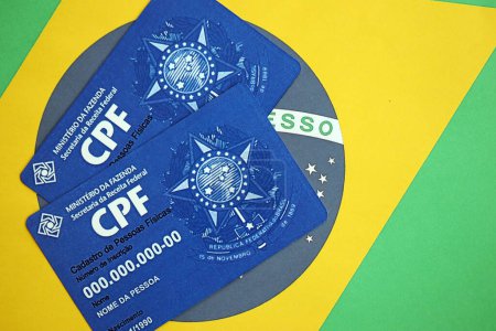 Téléchargez les photos : KYIV, UKRAINE - 31 OCTOBRE 2023 Modèle de document de carte bleue CPF. Le document garantit l'authenticité et l'intégrité des communications électroniques entre les personnes au Brésil. Cadastro de Pessoa Fisica - en image libre de droit