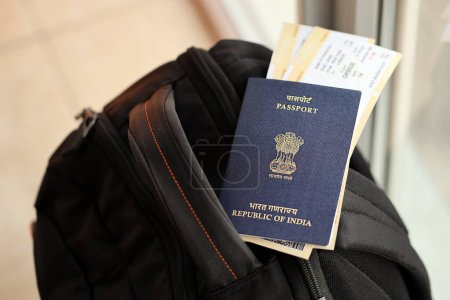 Blauer indischer Pass mit Flugtickets im Touristenrucksack aus nächster Nähe. Tourismus- und Reisekonzept